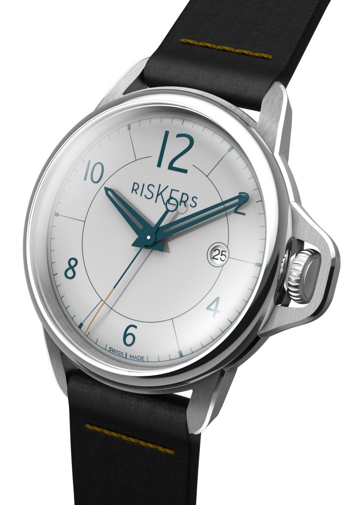 La Chapter I embarque un calibre automatique STP, et offre des aiguilles ajourées et un bracelet en cuir de veau, comme la Prolog I, l'autre déclinaison automatique.