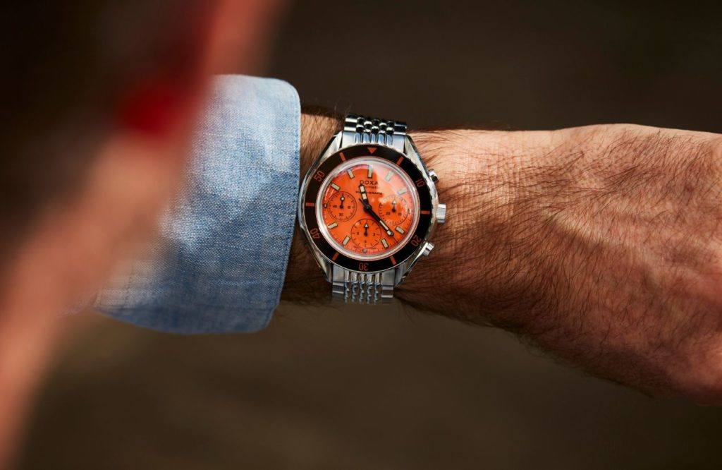 La montre au poignet