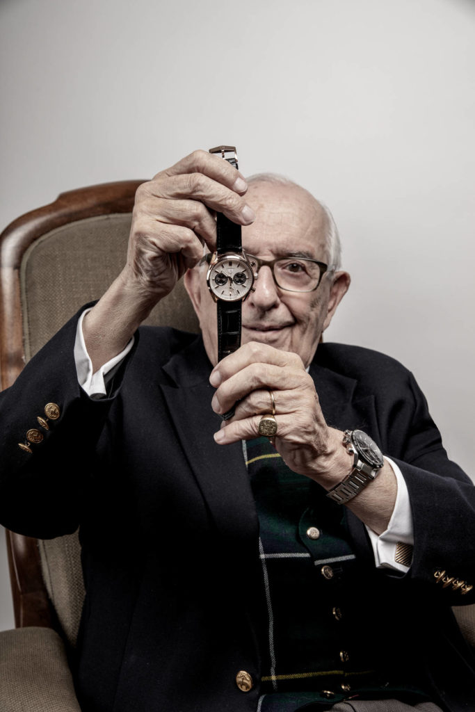 Jack Heuer présentant fièrement SA montre
