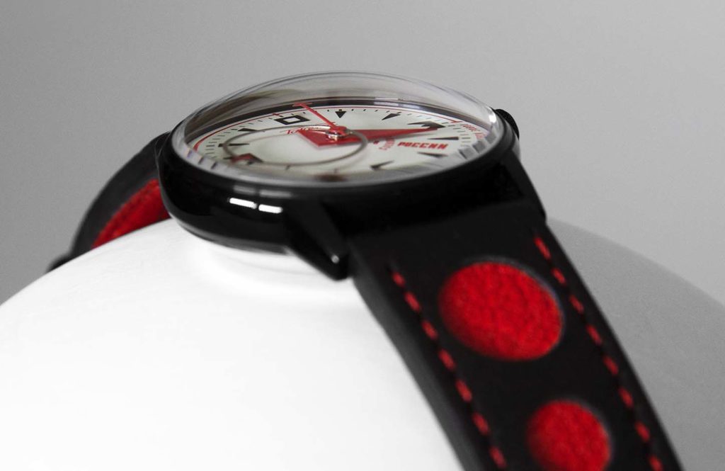Un saphir en forme de dôme, typique des montres des années 70.