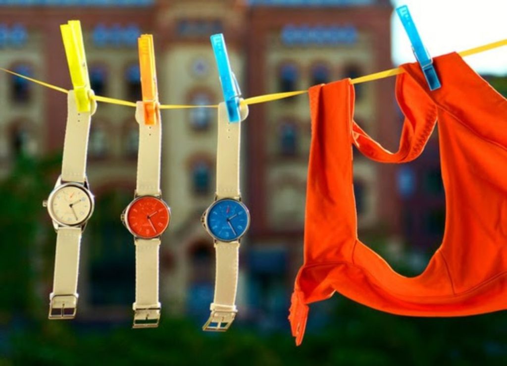 Dans le désordre mais avec les couleurs françaises : montres d'été (aussi) pour les amateurs de sports nautiques, ici sur une corde à linge dans la célèbre ville horlogère allemande de Glashütte.