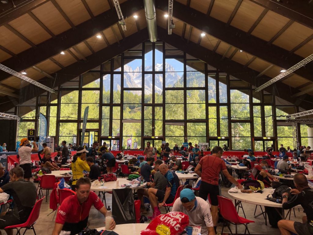 Ravitaillement à Courmayeur, en Italie, au km 80