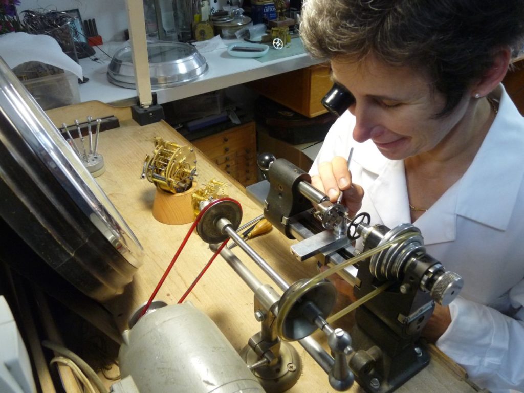 Valérie Baierlein, horloger spécialisée dans la pendulerie. 