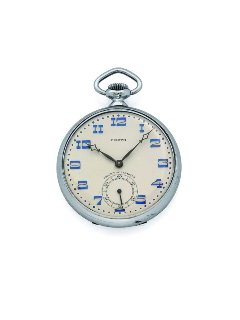 « Avec ses splendides chiffres bleu typiquement Art Déco, cette montre illustre la fabrication française de montre Zénith à partir de 1923 dans la cité Bisontine.
Le poinçon de Besançon est, comme le poinçon de Genève, un signe de qualité des productions de la région. »
